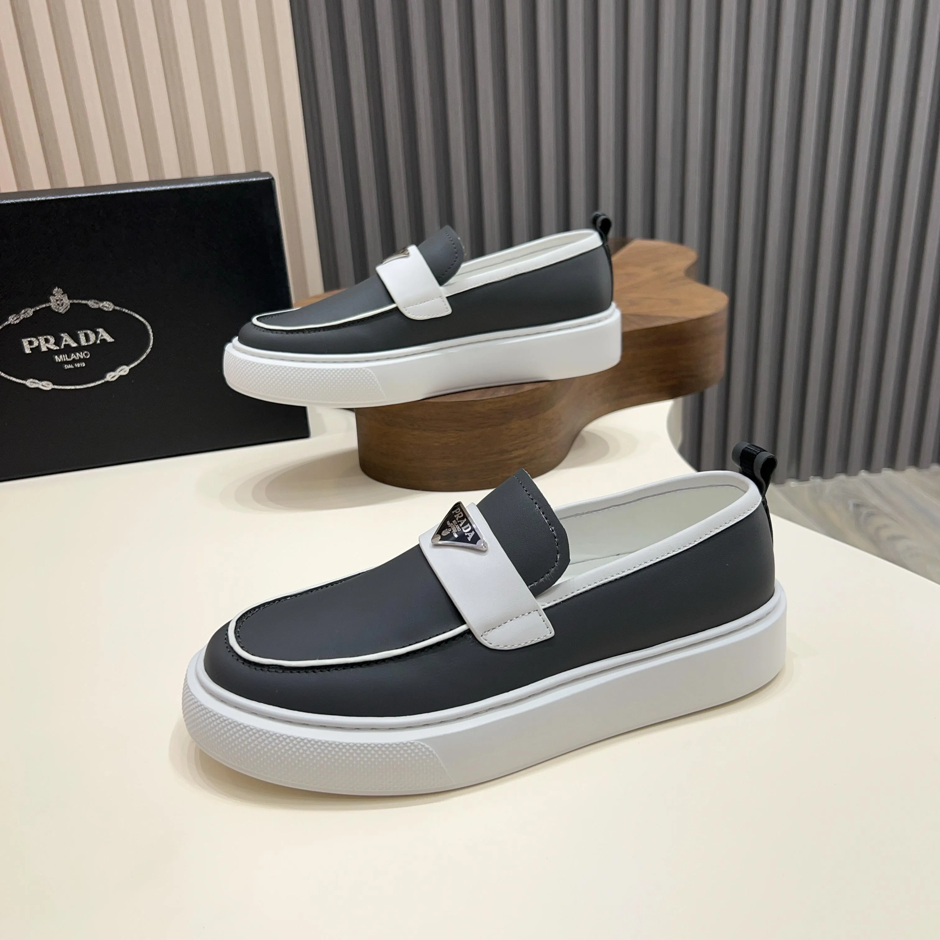 💰740 Thick-soled trendy brand (Prada) mainly promotes popular models, avant-garde and versatile fashionable men's shoes, private version molding, cowhide splicing 1:1 replica... fashionable, simple, elegant, more eye-catching and more classy, ​​it will subvert the old idea, a must-have for fashionistas who want to spend time with you! Must keep it! Tall and comfortable outsole, high-end quality workmanship. @ Code number: 39-44 38 45 can be ordered. Multiple colors are available.